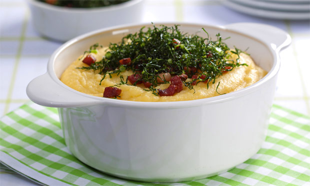 Angu cremoso com bacon e couve frita