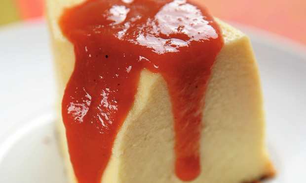 Pudim de queijo com calda de goiabada