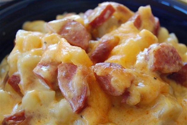 batatas assadas com salsichas e queijo