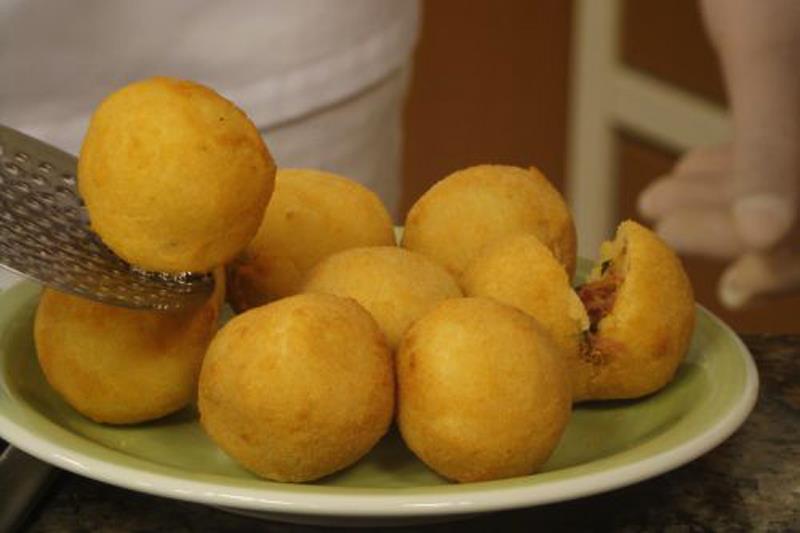 Bolinho de mandioca com recheio de carne seca