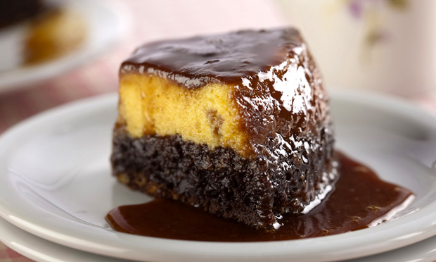Bolo-pudim de chocolate e maracujá