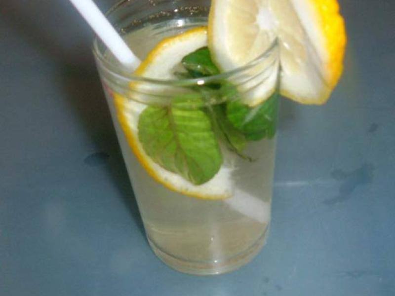 Bebida refrescante para alisar barriga em 4 dias