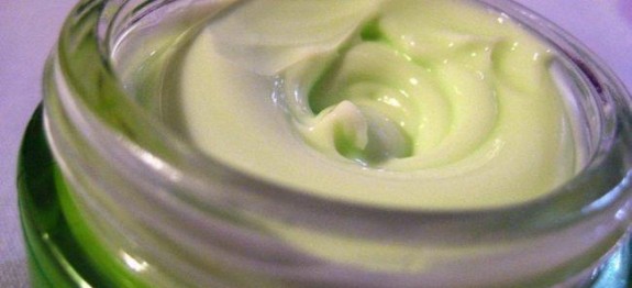 img_como_fazer_um_creme_caseiro_de_aloe_vera_571_orig