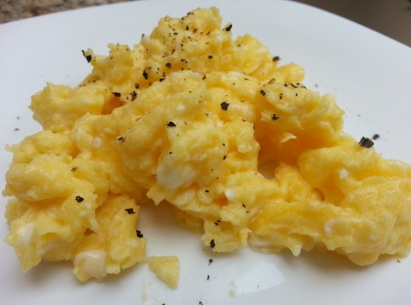 ovos-mexidos-com-casca-de-banana-f8-17253