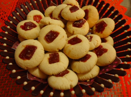 bolachinhas-de-leite-condensado-com-recheio-de-goiabinha-f8-14529