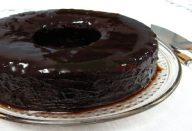 Bolo de Chocolate Que Já Sai Do Forno Com Cobertura