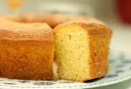 Bolo de fubá com laranja fica pronto em menos de 1 hora e sabor é irresistível