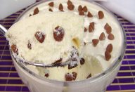 Mousse de leite com gotas de chocolate