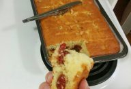BOLO-DE-FUBÁ-COM-GOIABADA