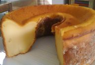 Minha tia preparou um bolo de batata doce cremoso tão bom que quase comi inteiro sozinho! Eu pedi pra ela me ensinar essa receita e é simples, bem rápido e sai muito barato.