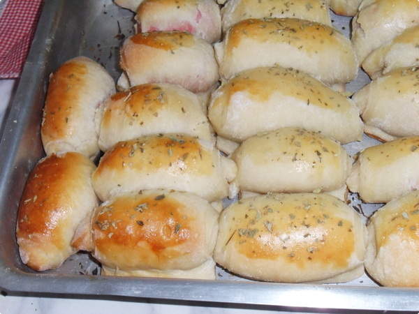 Enroladinho de Salsicha Assado