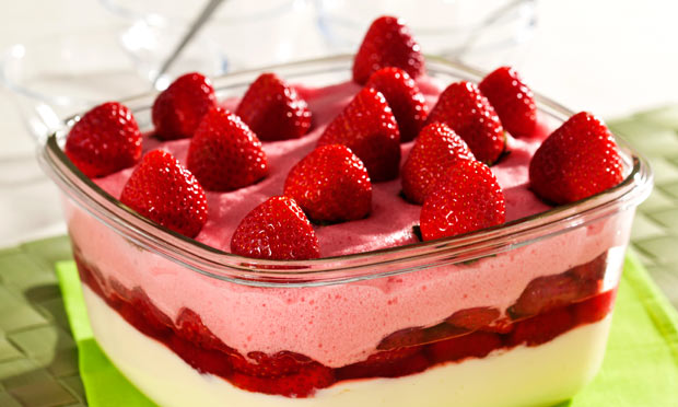 Gelatina surpresa com morango e leite condensado
