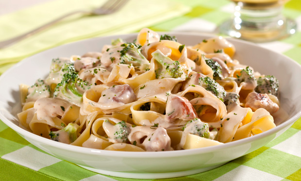 Macarrão ao creme de frango e brócolis