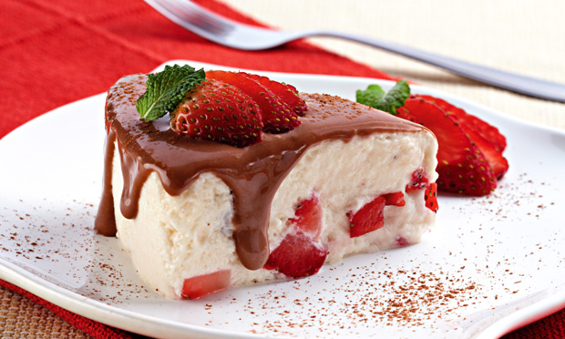 Merengue com morango e chocolate