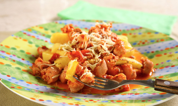 Polenta grelhada com molho de linguiça