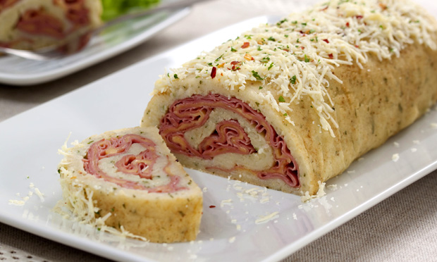 Rocambole de batata e mortadela