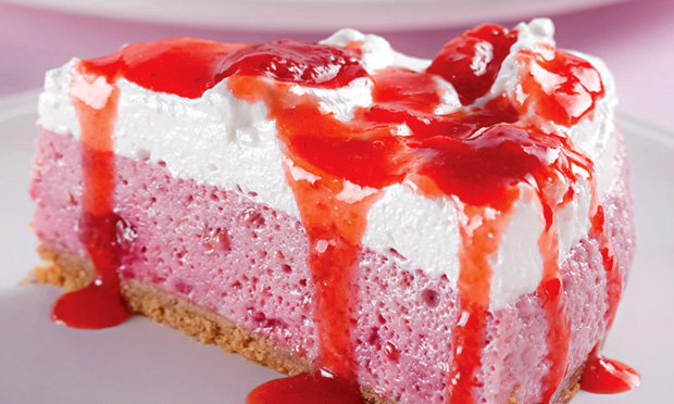 Torta-musse com calda de morango
