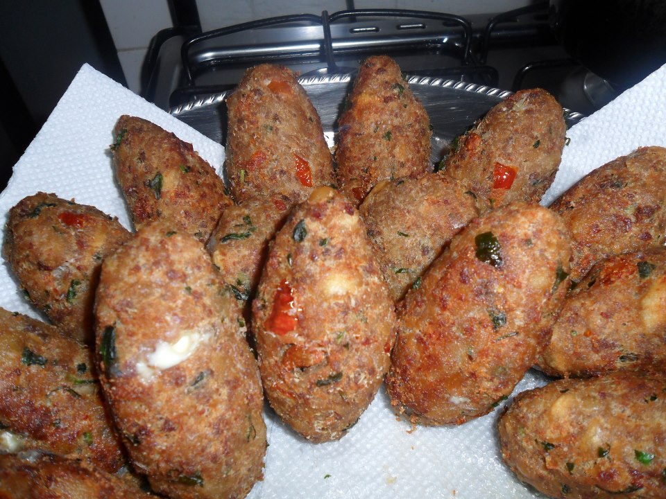Bolinho de pão recheado com requeijão