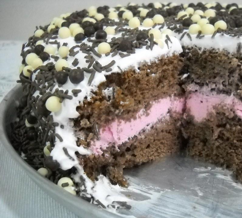 Bolo de chocolate com mousse de danoninho