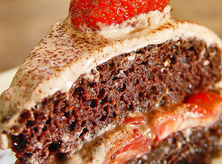 bolo-de-cacau-recheado-de-morangos-e-mel-e-cobertura-de-creme-de-tofu-organico-f8-12597