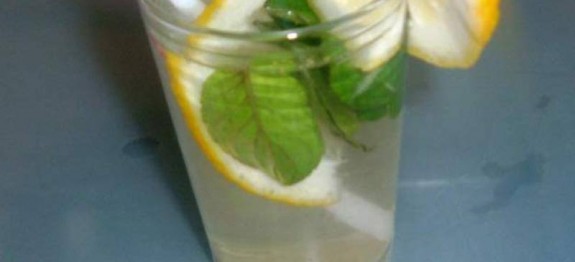 Bebida refrescante para alisar barriga em 4 dias