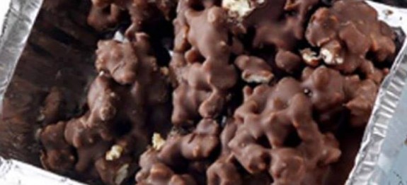 Pipoca caramelada e banhada no chocolate