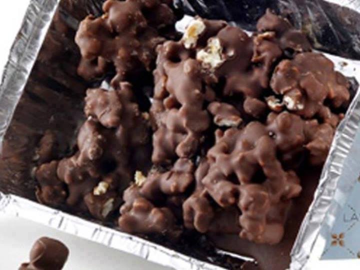 Pipoca caramelada e banhada no chocolate