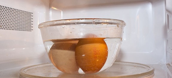 670px-Hardboil-eggs-microwave-2