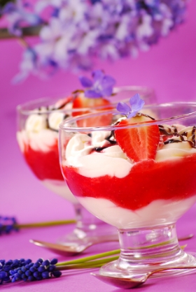 mousse-de-chocolate-branco-com-morangos