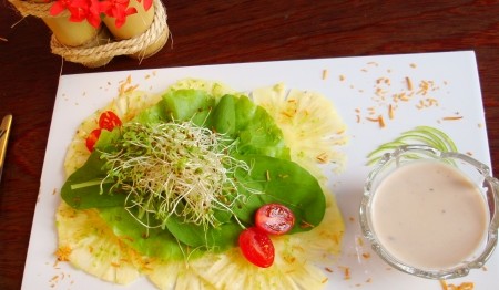 salada-verao-2014—carpaccio-de-abacaxi-folhas-e-molho-de-coco-f8-113685