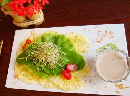 salada-verao-2014—carpaccio-de-abacaxi-folhas-e-molho-de-coco-f8-113685