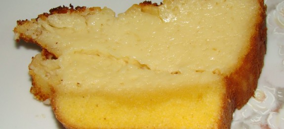 Bolo de fubá com leite condensado