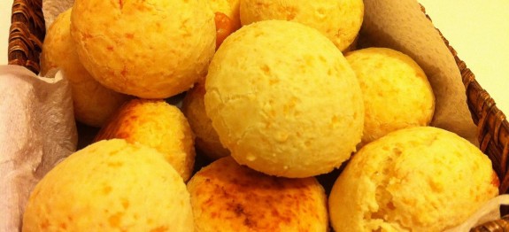 Pão de queijo 3 ingredientes Que tal um pãozinho de queijo agora? Você só precisa de 3 ingredientes para fazer essa delícia!  Veja a receita- http-::www.aguanaboca.org:receita:pao-de-queijo-3-ingredientes:
