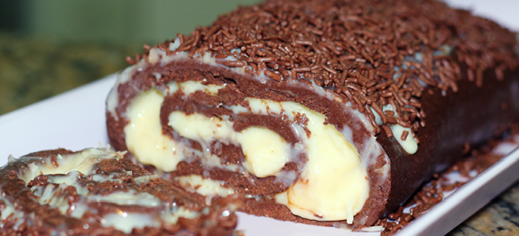 rocambole-de-chocolate-com-creme-branco