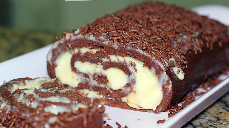 rocambole-de-chocolate-com-creme-branco