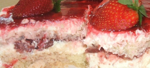 bolo-mousse-de-chocolate-branco-com-morangos-6-Cópia-1024×642