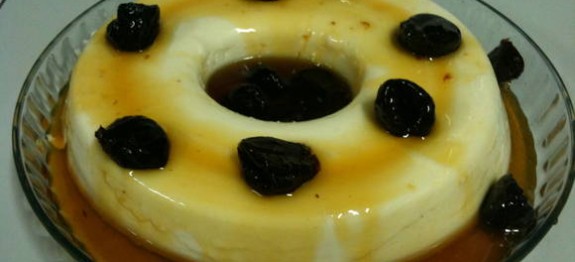 manjar-branco-com-calda-de-ameixa