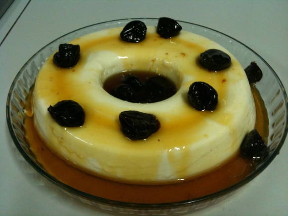 manjar-branco-com-calda-de-ameixa