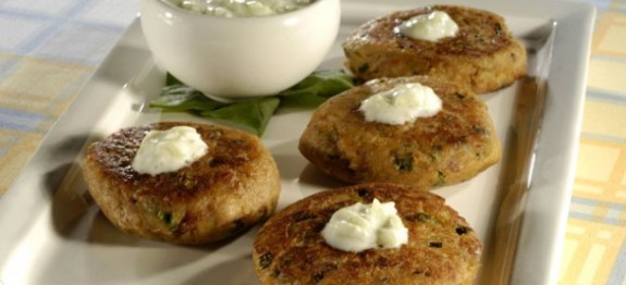 Bolinho-de-atum-com-molho-de-pepino-610×300