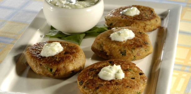 Bolinho-de-atum-com-molho-de-pepino-610×300