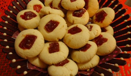bolachinhas-de-leite-condensado-com-recheio-de-goiabinha-f8-14529