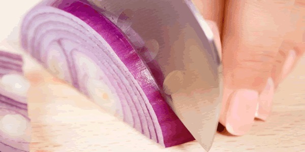 Cortar-uma-cebola-antes-de-ir-dormir…-Tem-um-efeito-milagroso