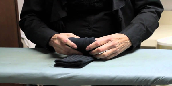 Forma-genial-para-organizar-as-meias-sem-danificar-o-elástico