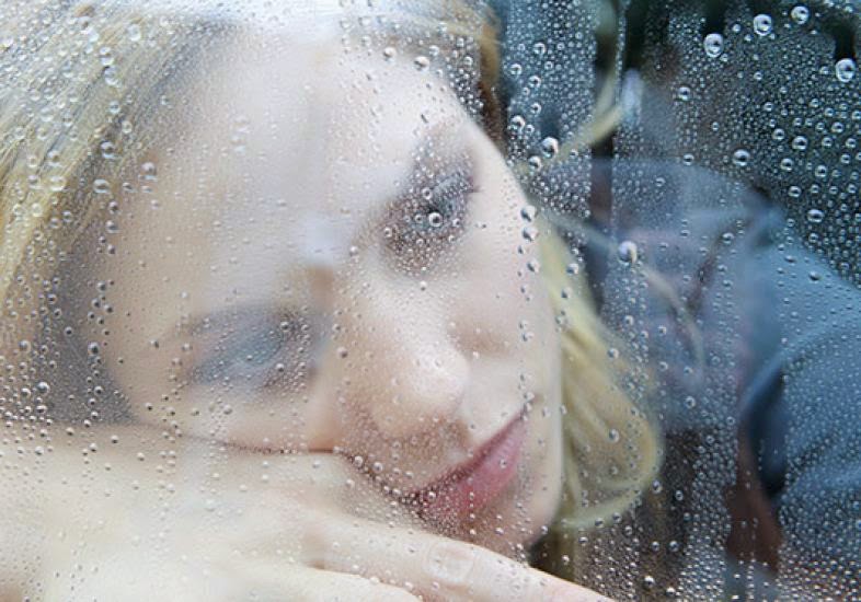 mulher-triste-olhando-a-chuva-56672