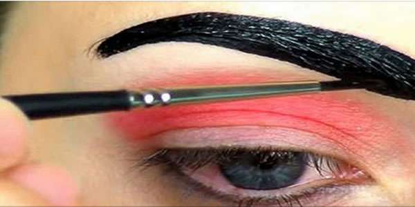 Acha-estranho-que-ela-ponha-maquiagem-na-sobrancelha-Espera-até-ver-porquê