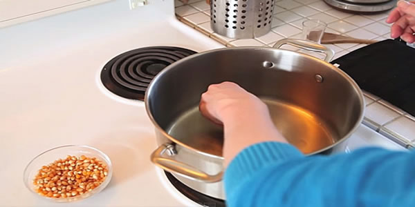 Ela-pôs-dois-grãos-de-milho-no-fundo-de-uma-panela-por-uma-razão-verdadeiramente-brilhante