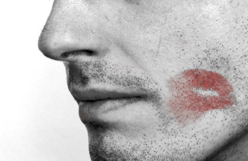 8-possíveis-alertas-de-que-um-homem-te-engane-500×325