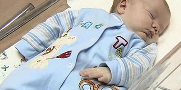 Bebê-foi-abandonado-para-morrer-em-uma-caixa-não-vai-acreditar-quem-o-salvou