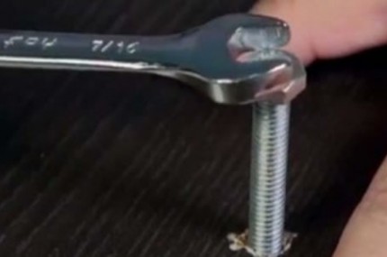 Ele-não-tem-a-chave-certa-para-o-parafuso…-Mas…UAU-Quem-me-dera-saber-disto-mais-cedo-430×285