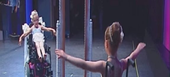 large_menina-bailarina-cadeira-de-rodas